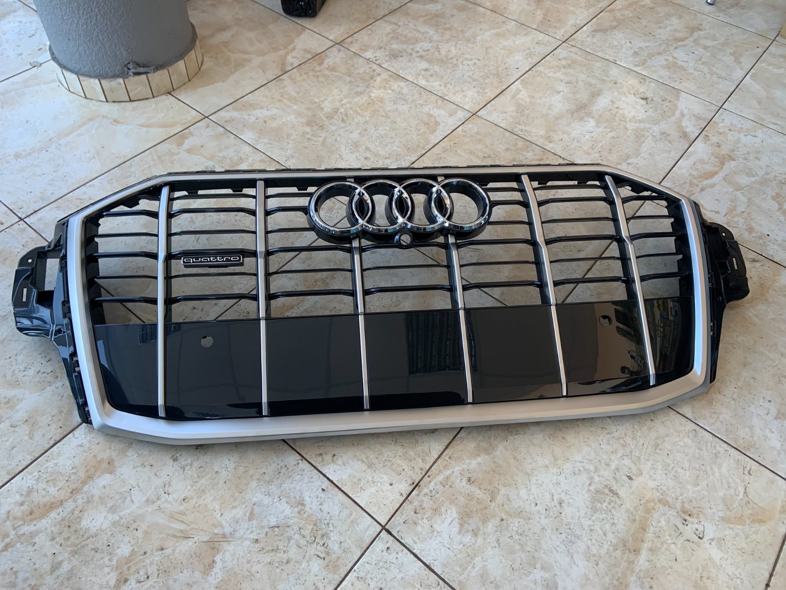Audi Q7 Centrinės grotelės