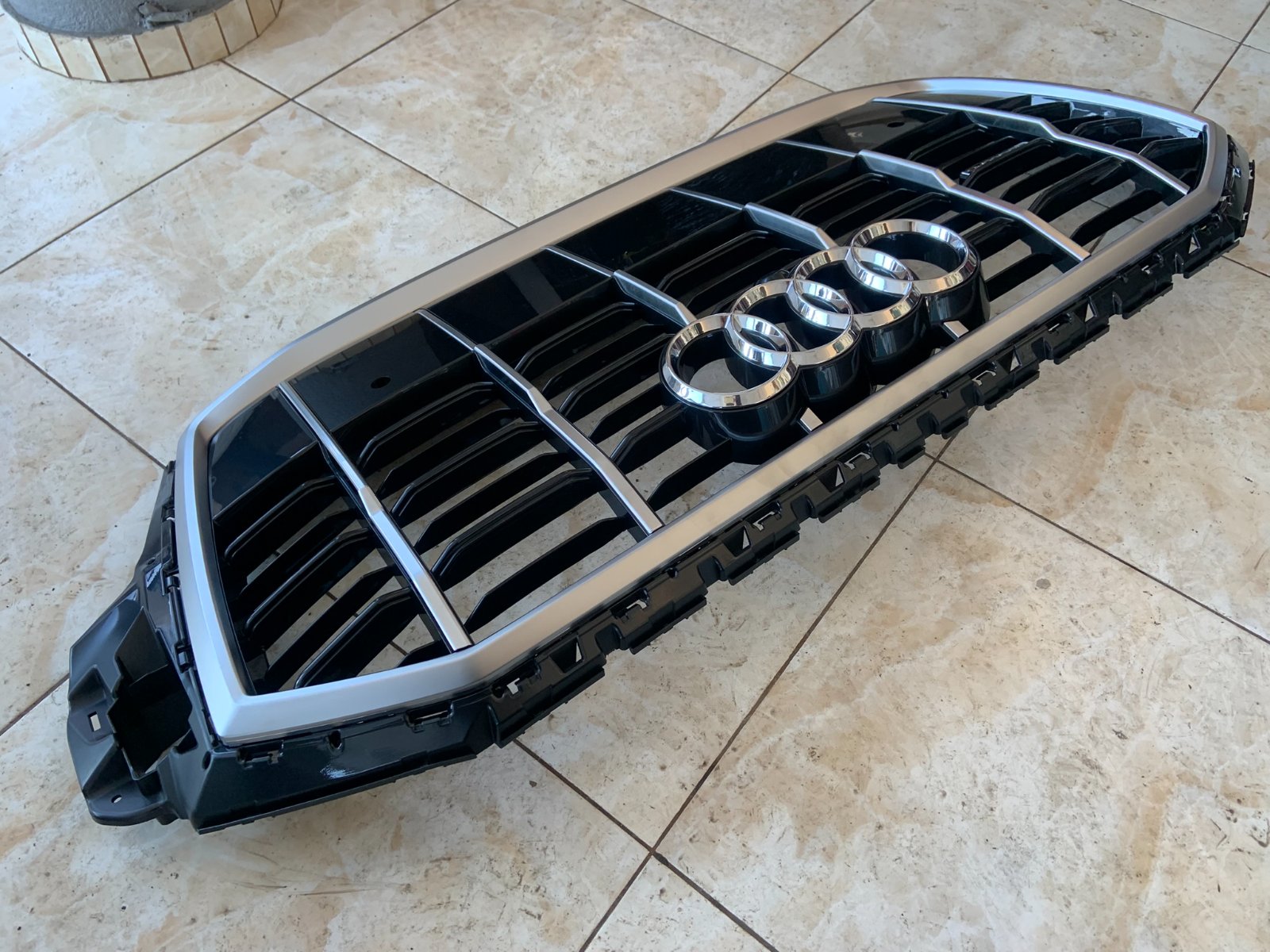 Audi Q7 Centrinės grotelės