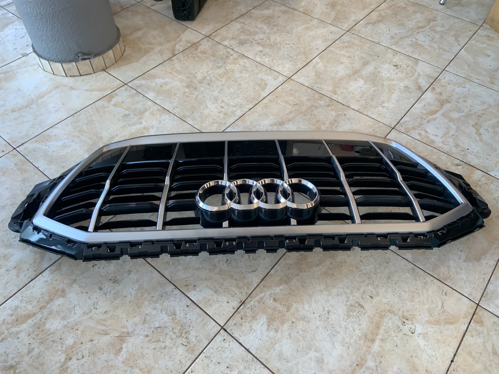 Audi Q7 Centrinės grotelės