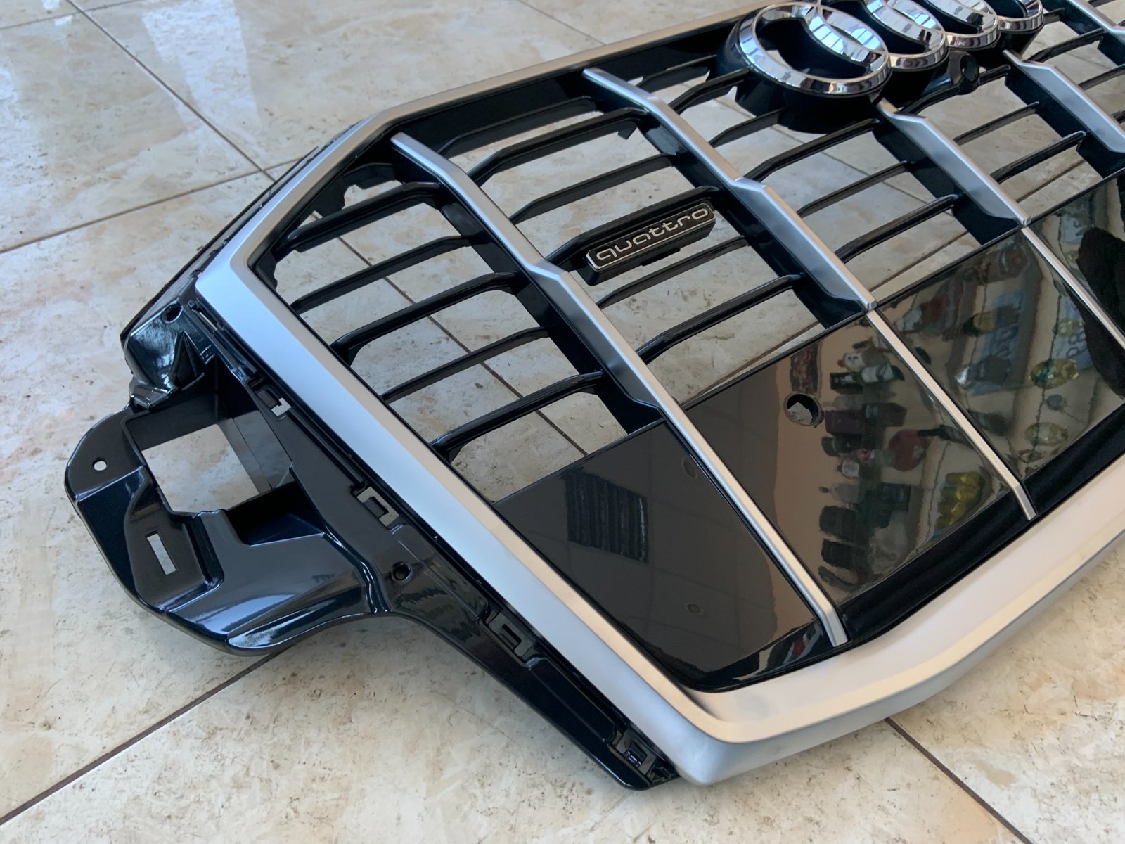 Audi Q7 Centrinės grotelės