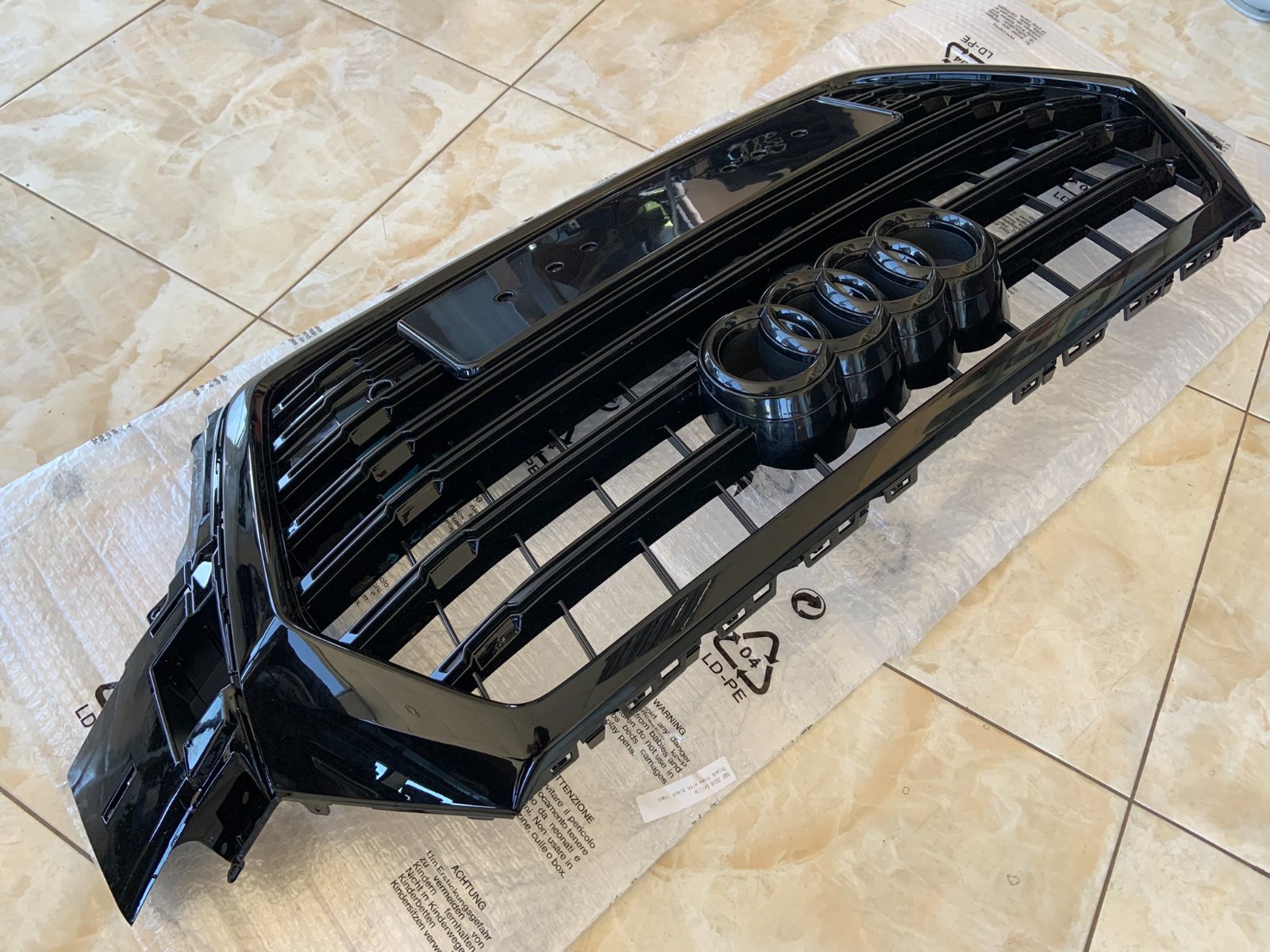 Audi Q7 SQ7 Centrinės grotelės