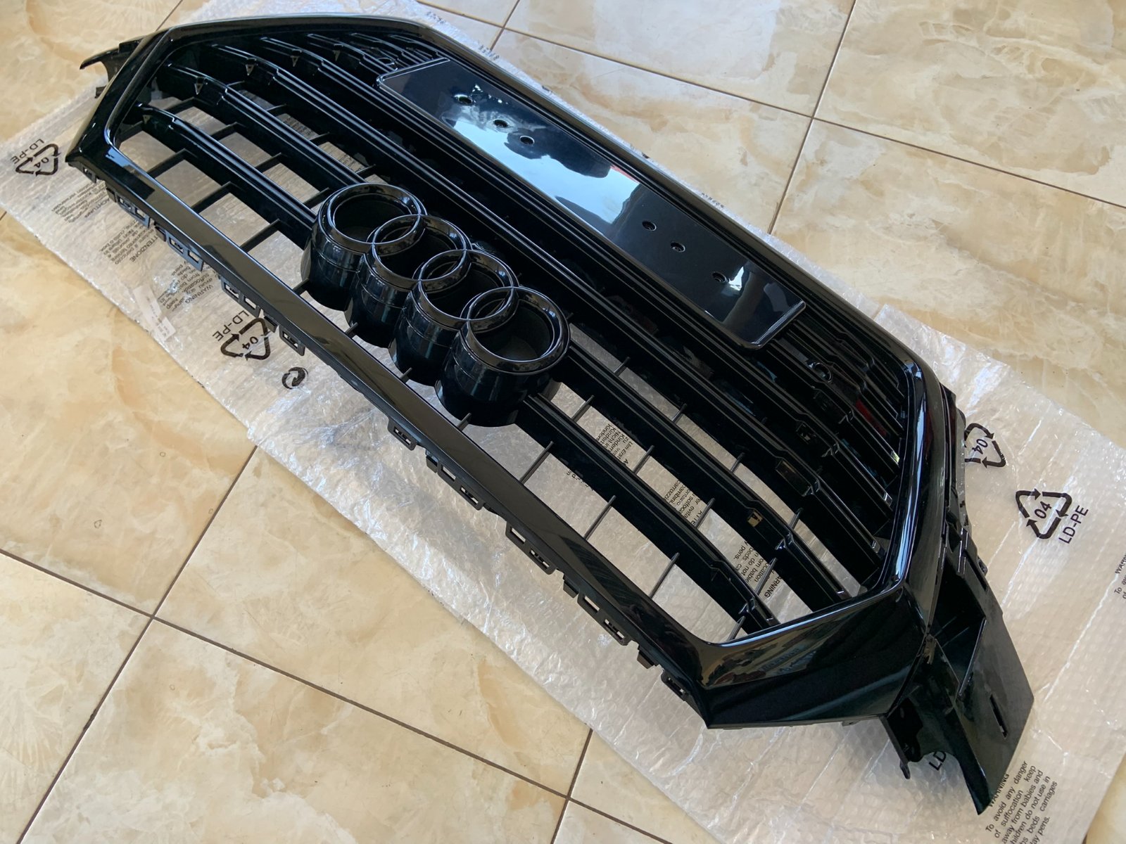 Audi Q7 SQ7 Centrinės grotelės