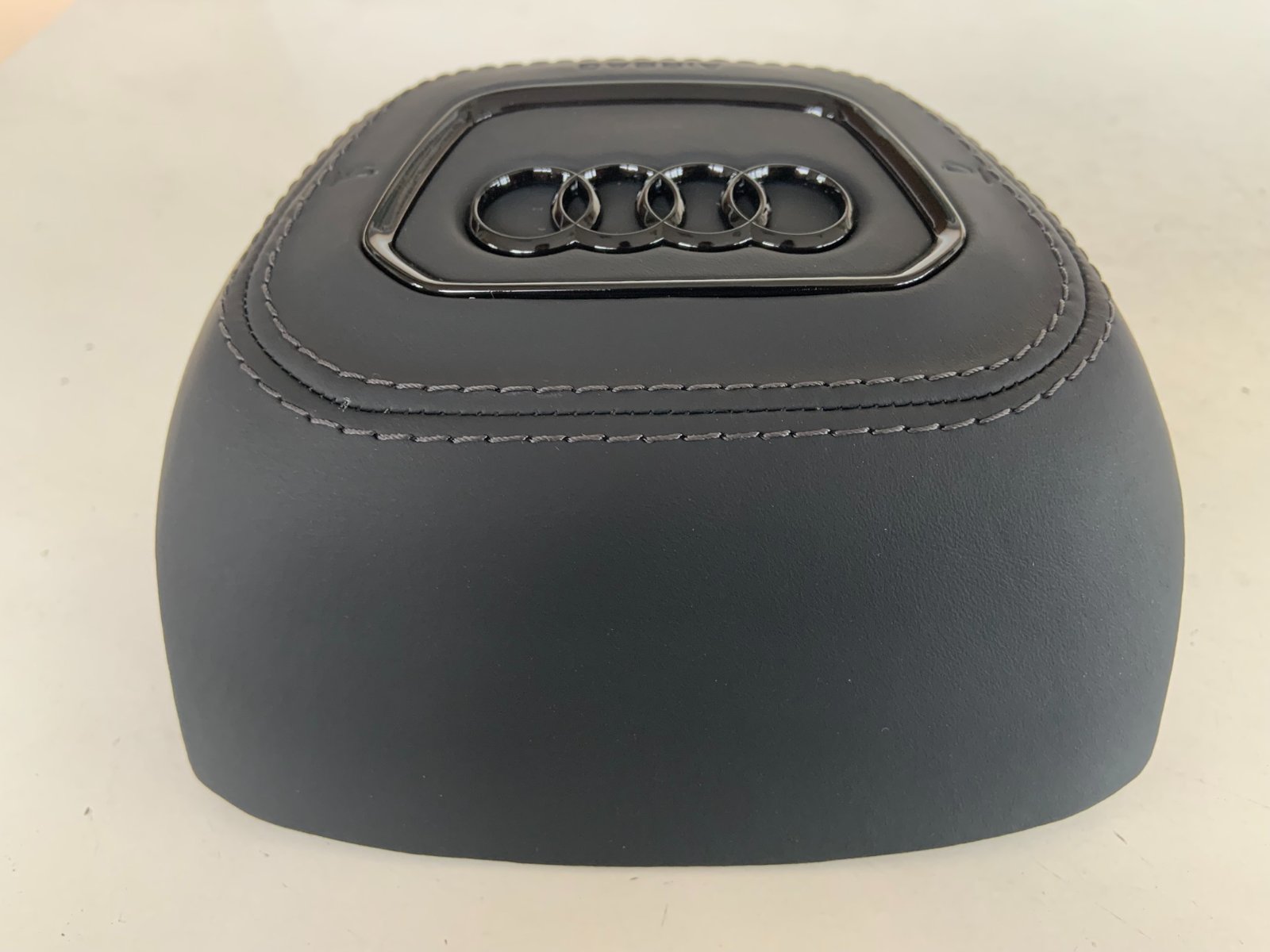 Audi Q7 vairo oro pagalvės dangtelis