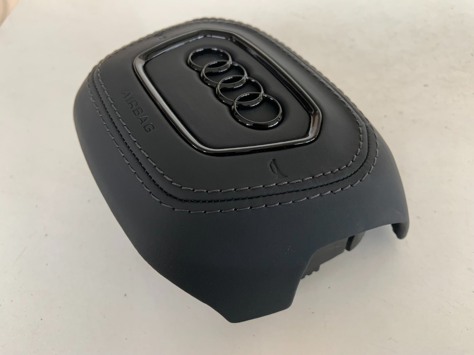 Audi Q7 vairo oro pagalvės dangtelis