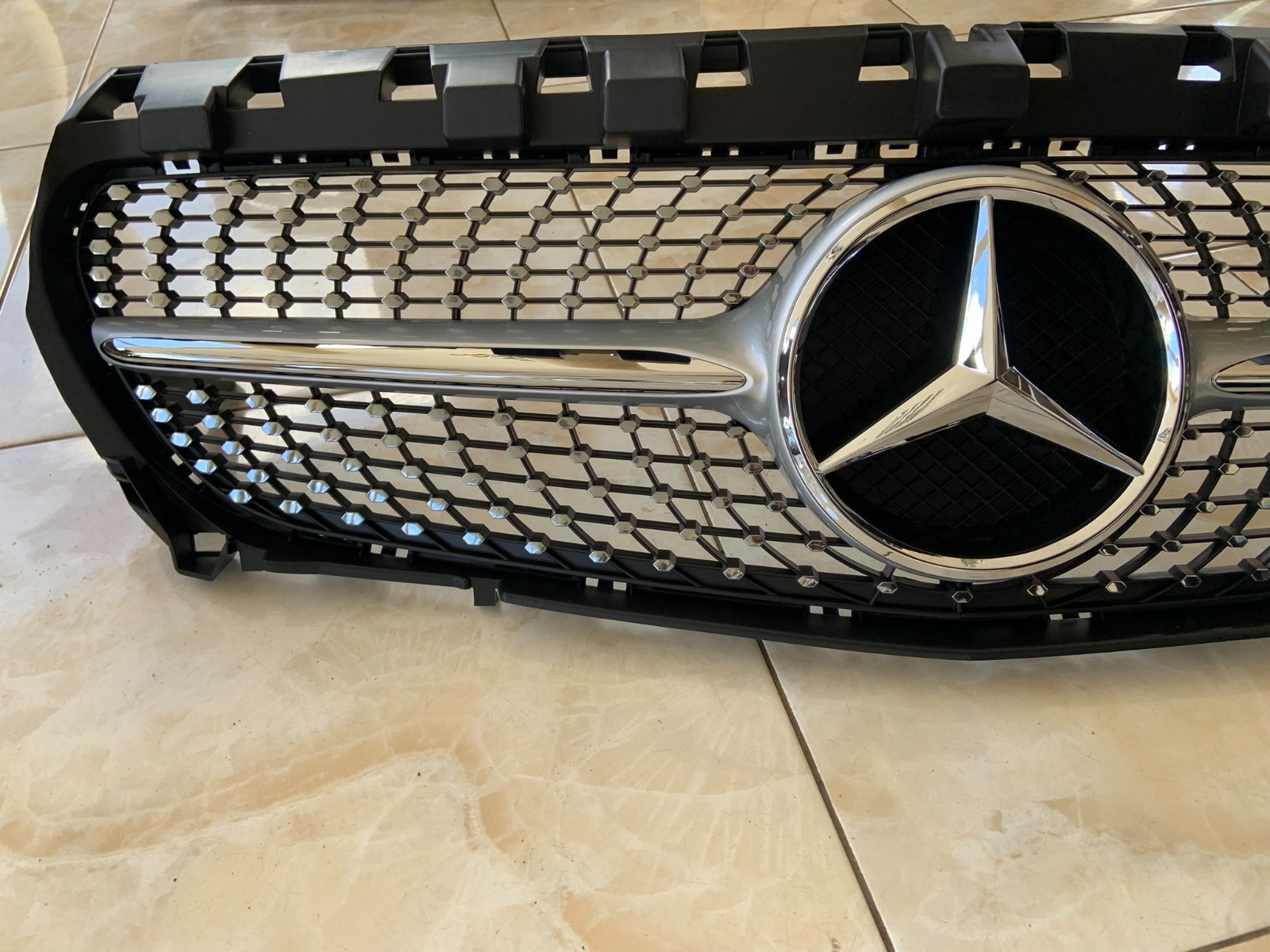 Mercedes-Benz CLA Diamond centrinės grotelės