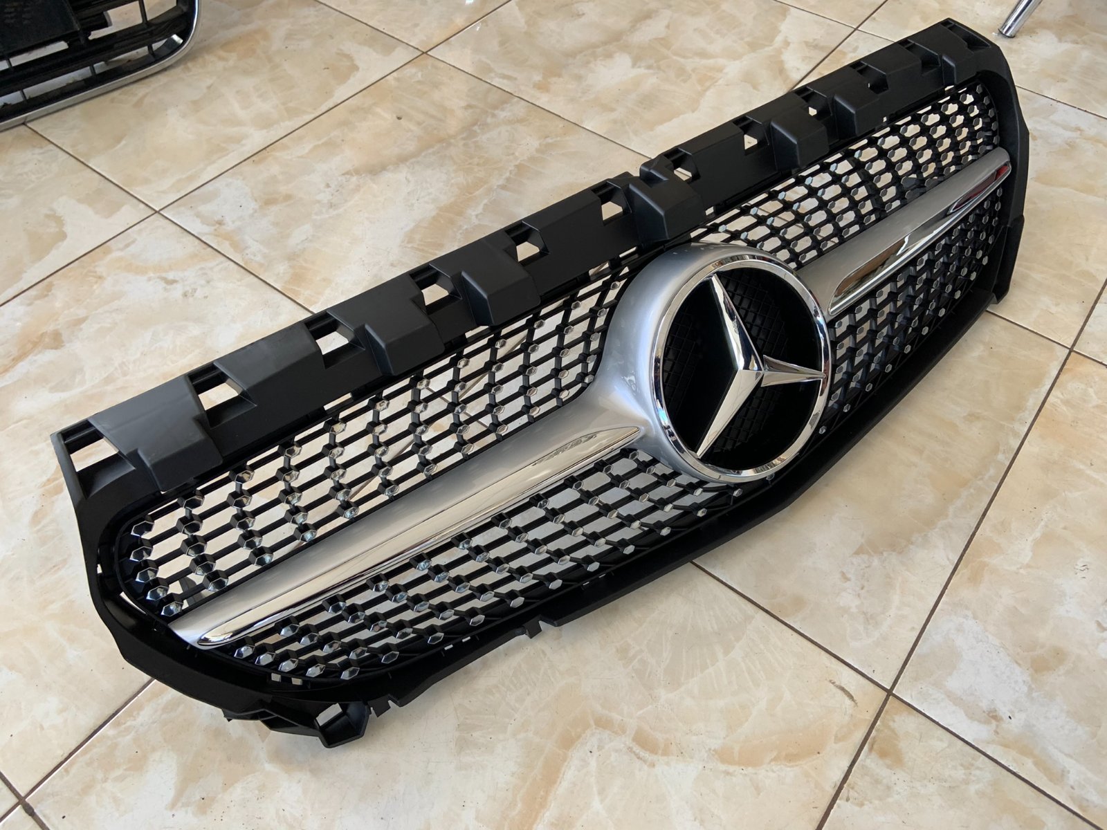 Mercedes-Benz CLA Diamond centrinės grotelės