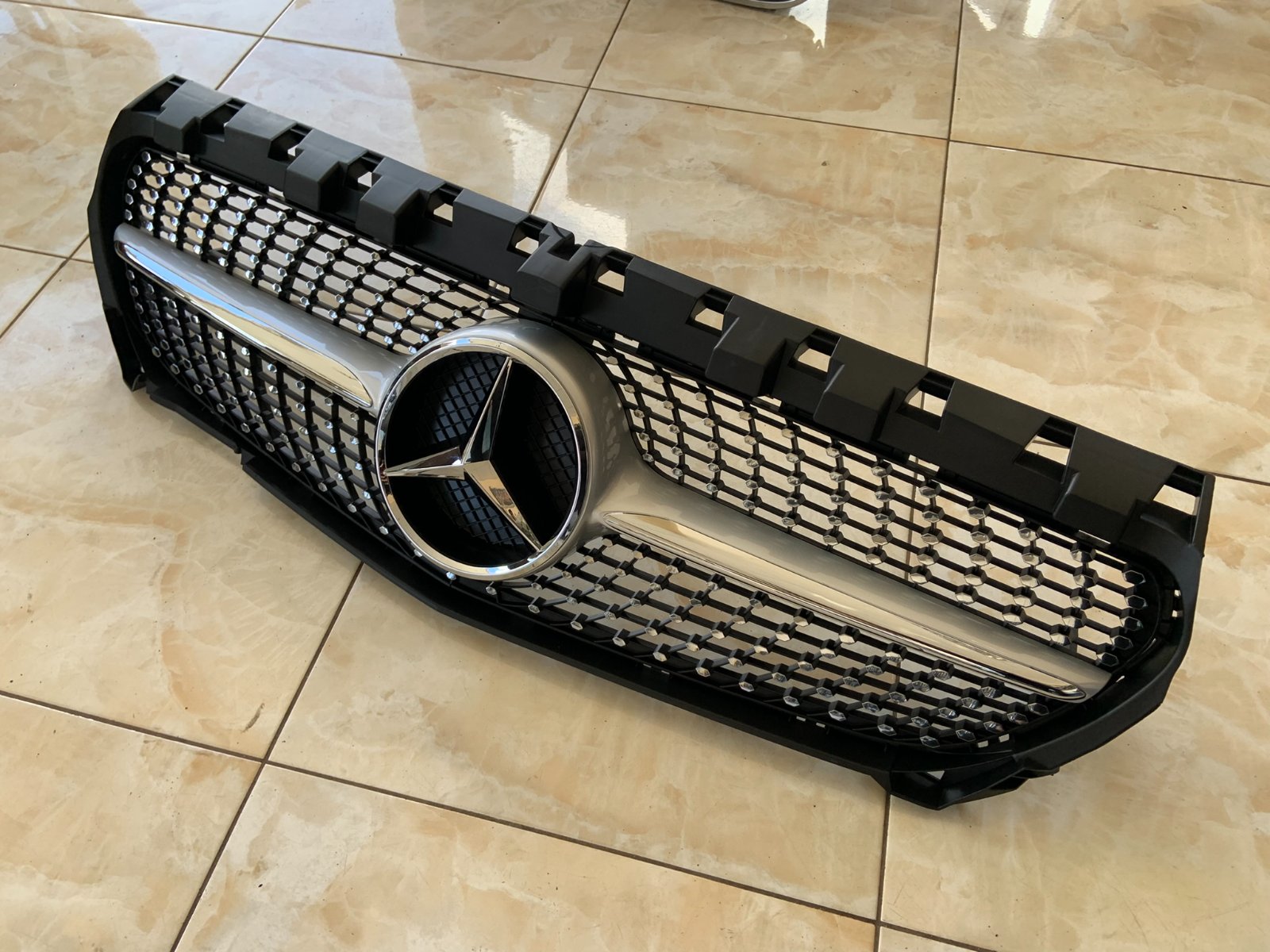 Mercedes-Benz CLA Diamond centrinės grotelės