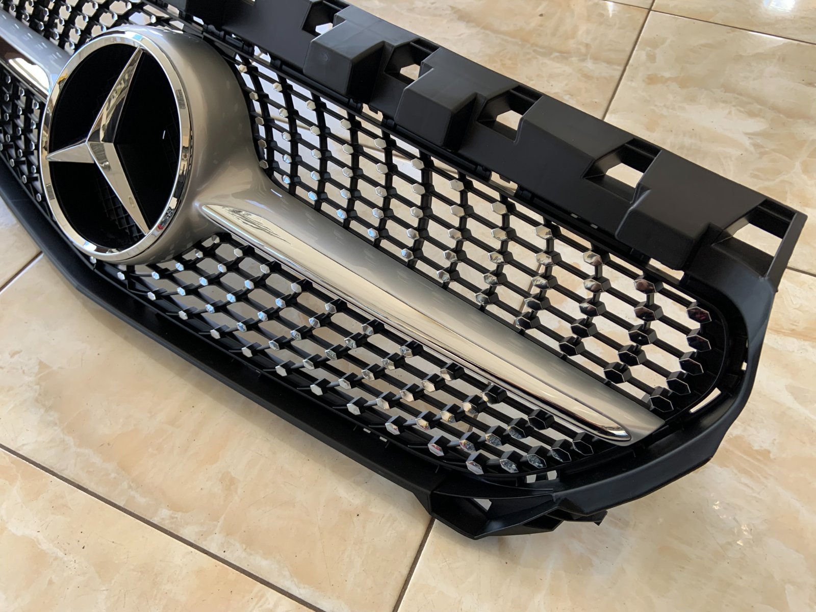 Mercedes-Benz CLA Diamond centrinės grotelės