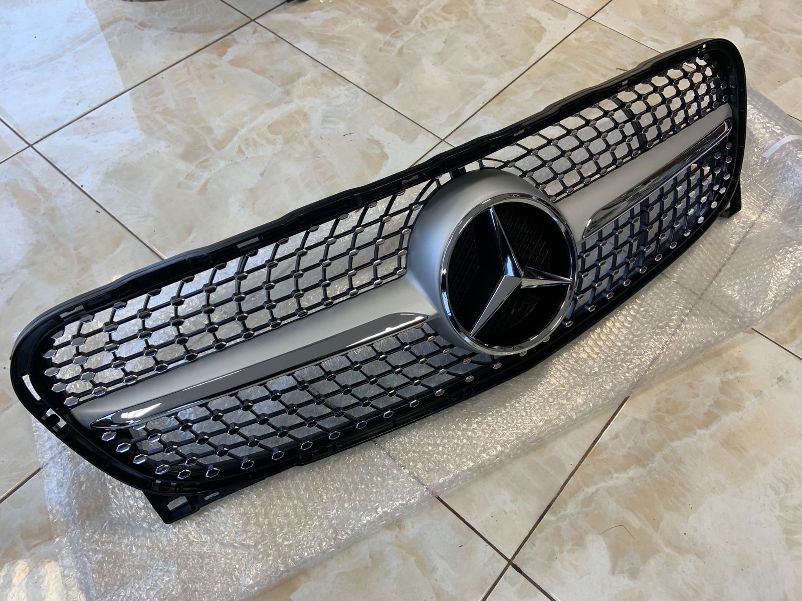 Mercedes-Benz GLA Diamond centrinės grotelės