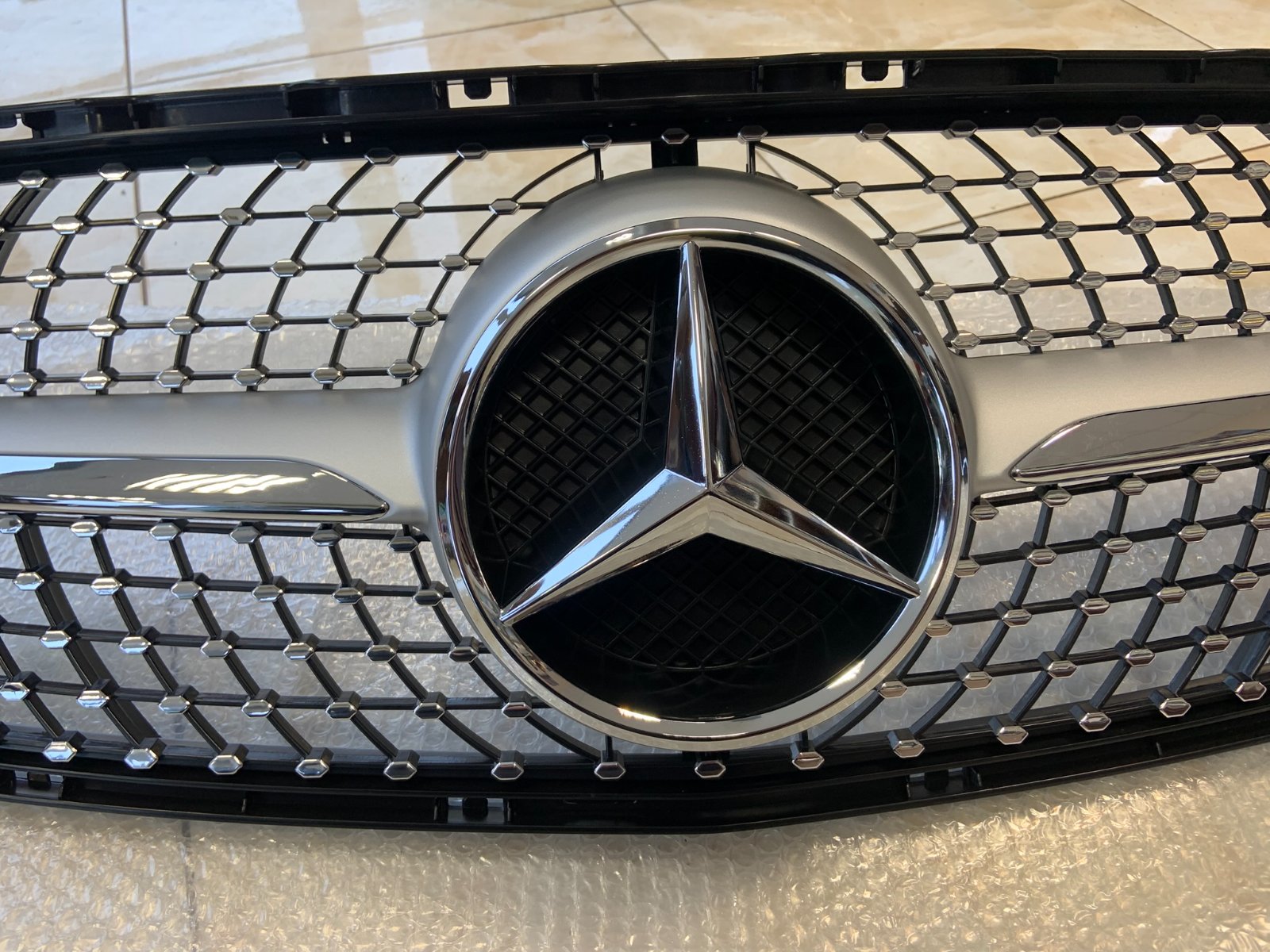 Mercedes-Benz GLA Diamond centrinės grotelės