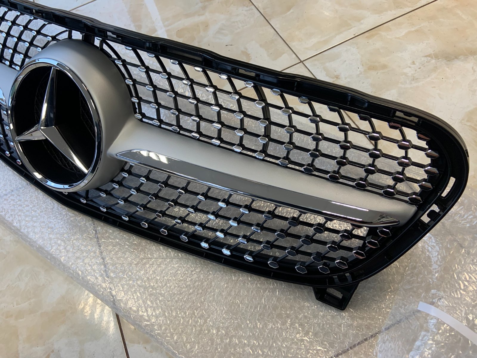 Mercedes-Benz GLA Diamond centrinės grotelės