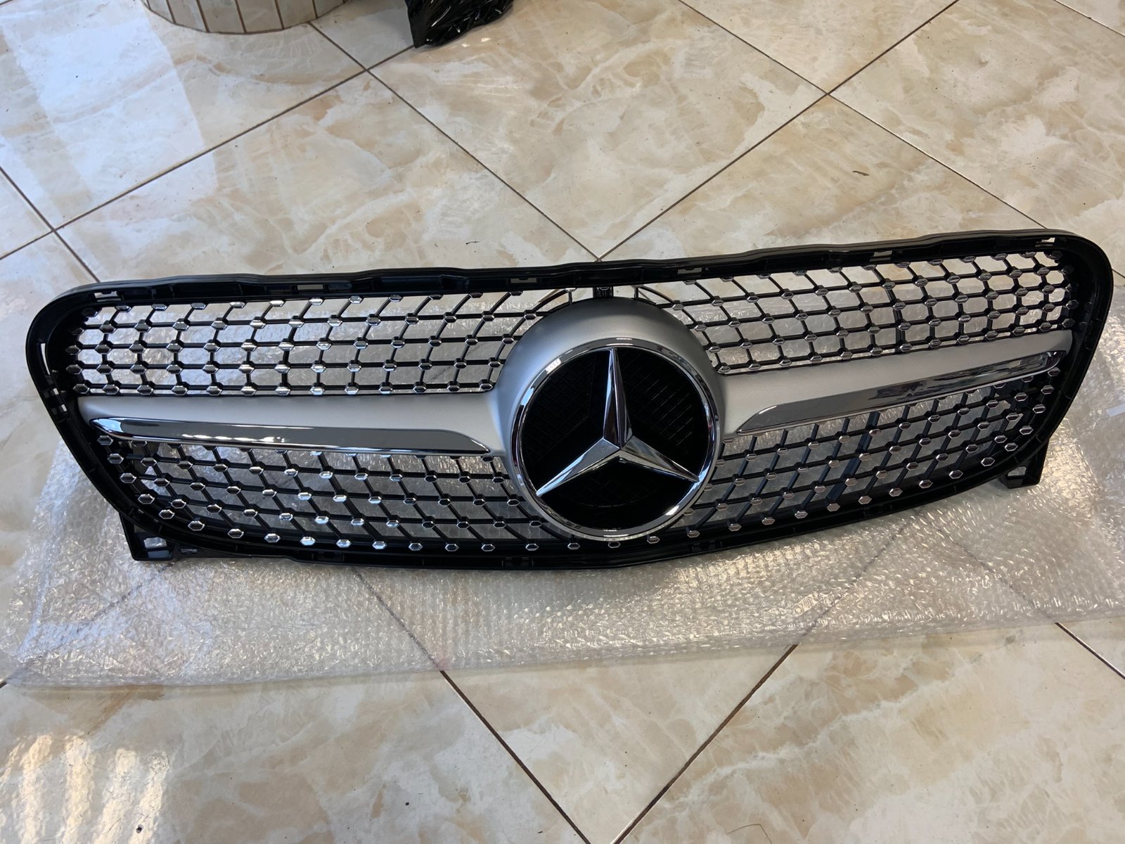 Mercedes-Benz GLA Diamond centrinės grotelės