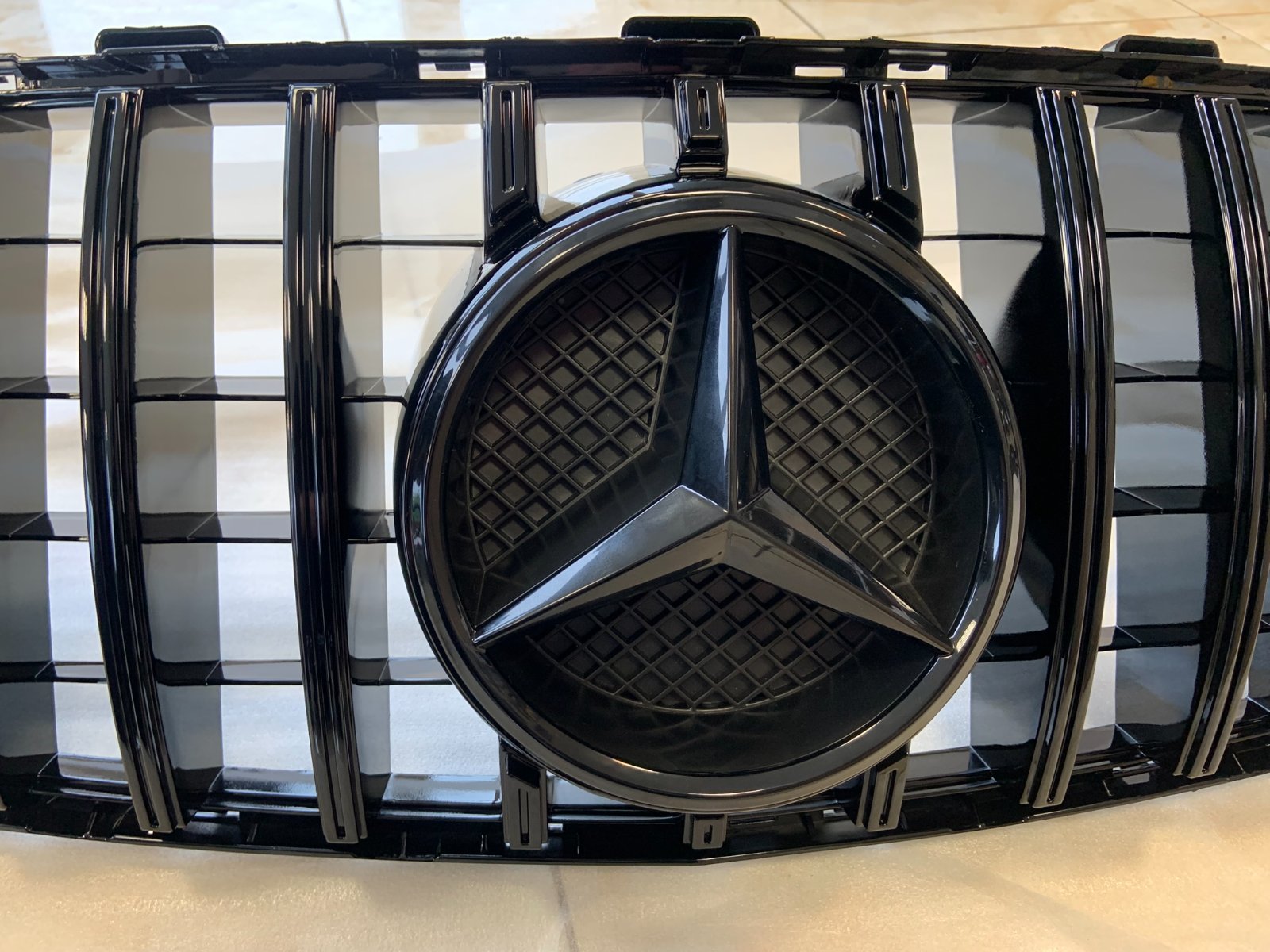 Mercedes-Benz GLA GT-style centrinės grotelės
