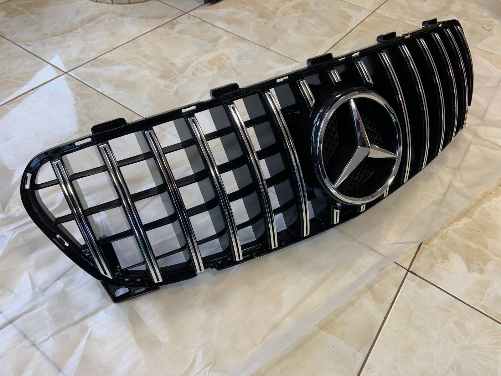 Mercedes-Benz GLA GT-style centrinės grotelės