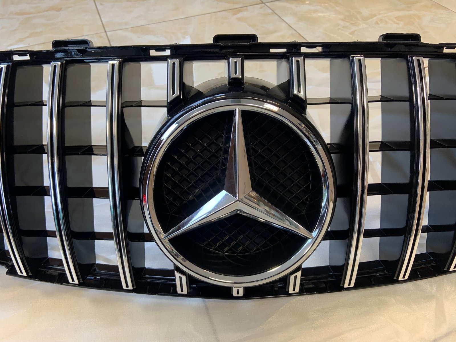 Mercedes-Benz GLA GT-style centrinės grotelės