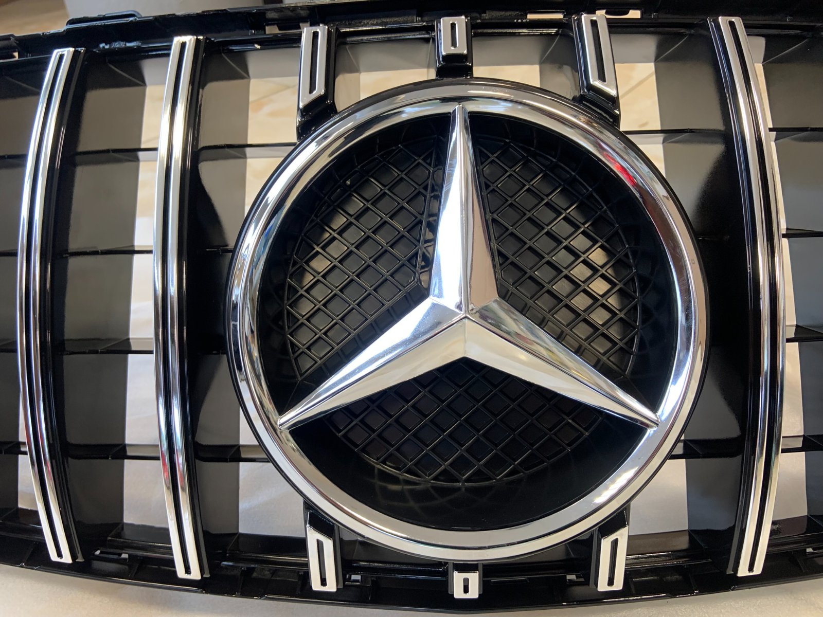 Mercedes-Benz GLA GT-style centrinės grotelės
