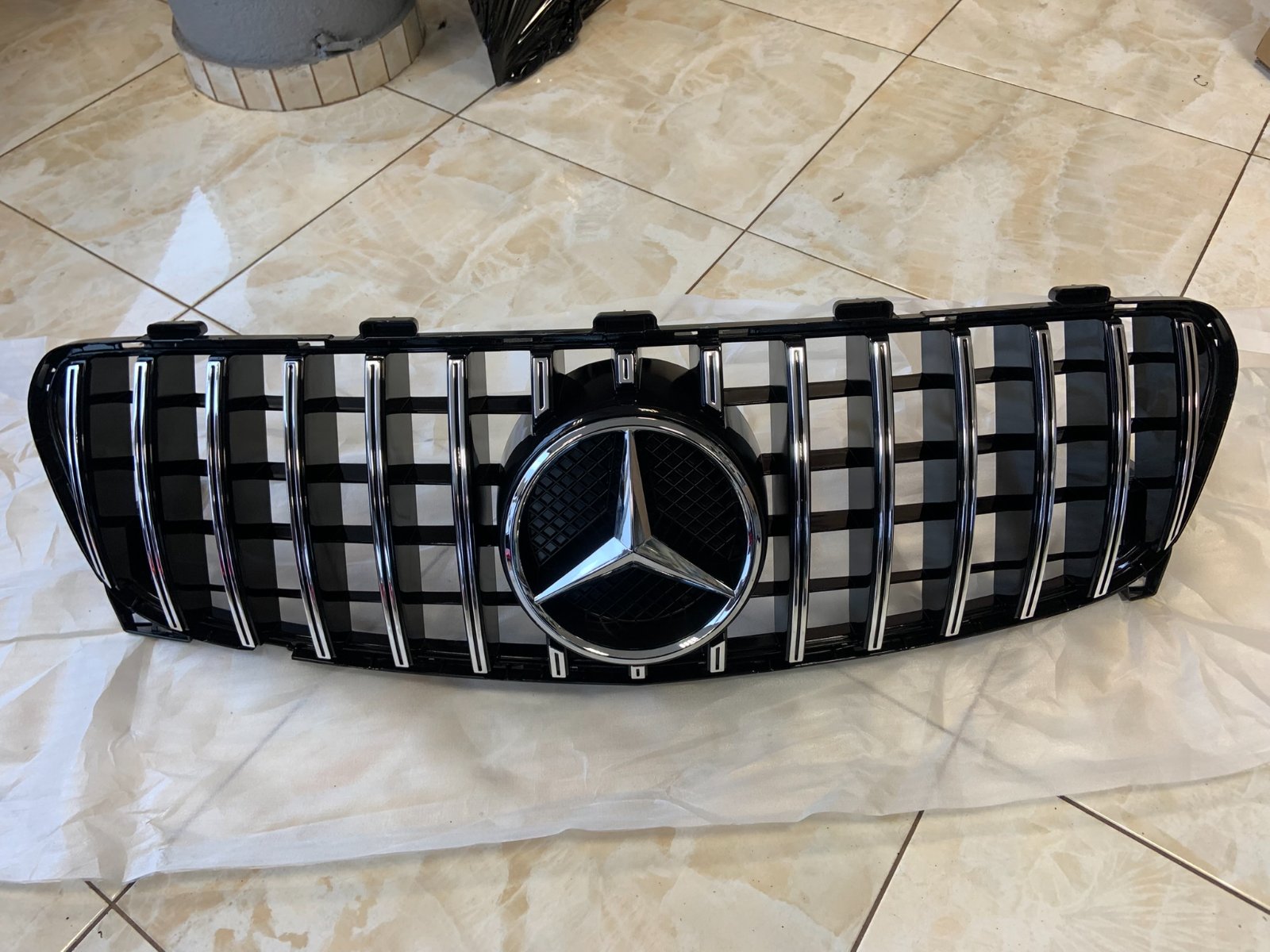 Mercedes-Benz GLA GT-style centrinės grotelės