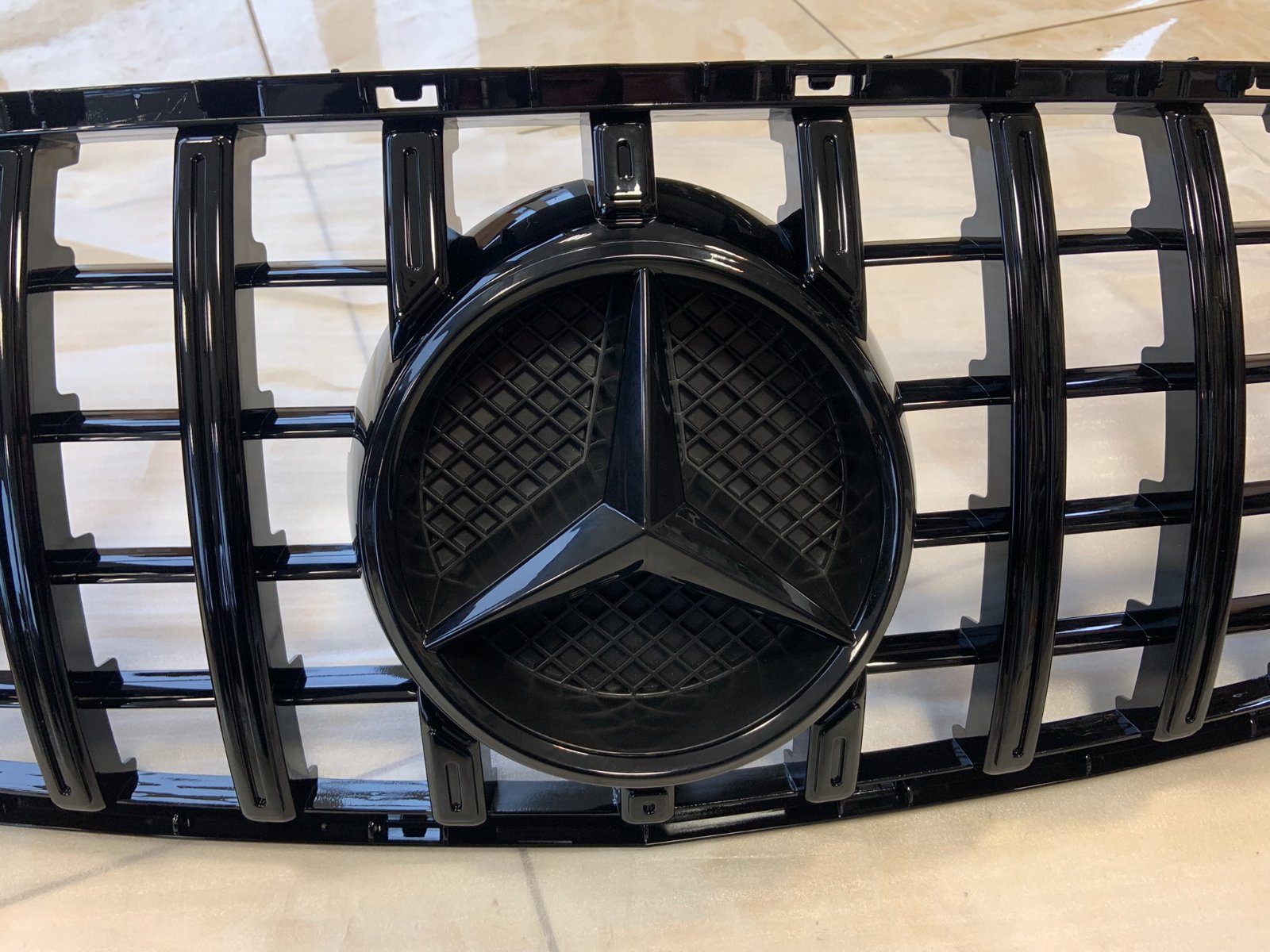 Mercedes-Benz GLA GT-style centrinės grotelės