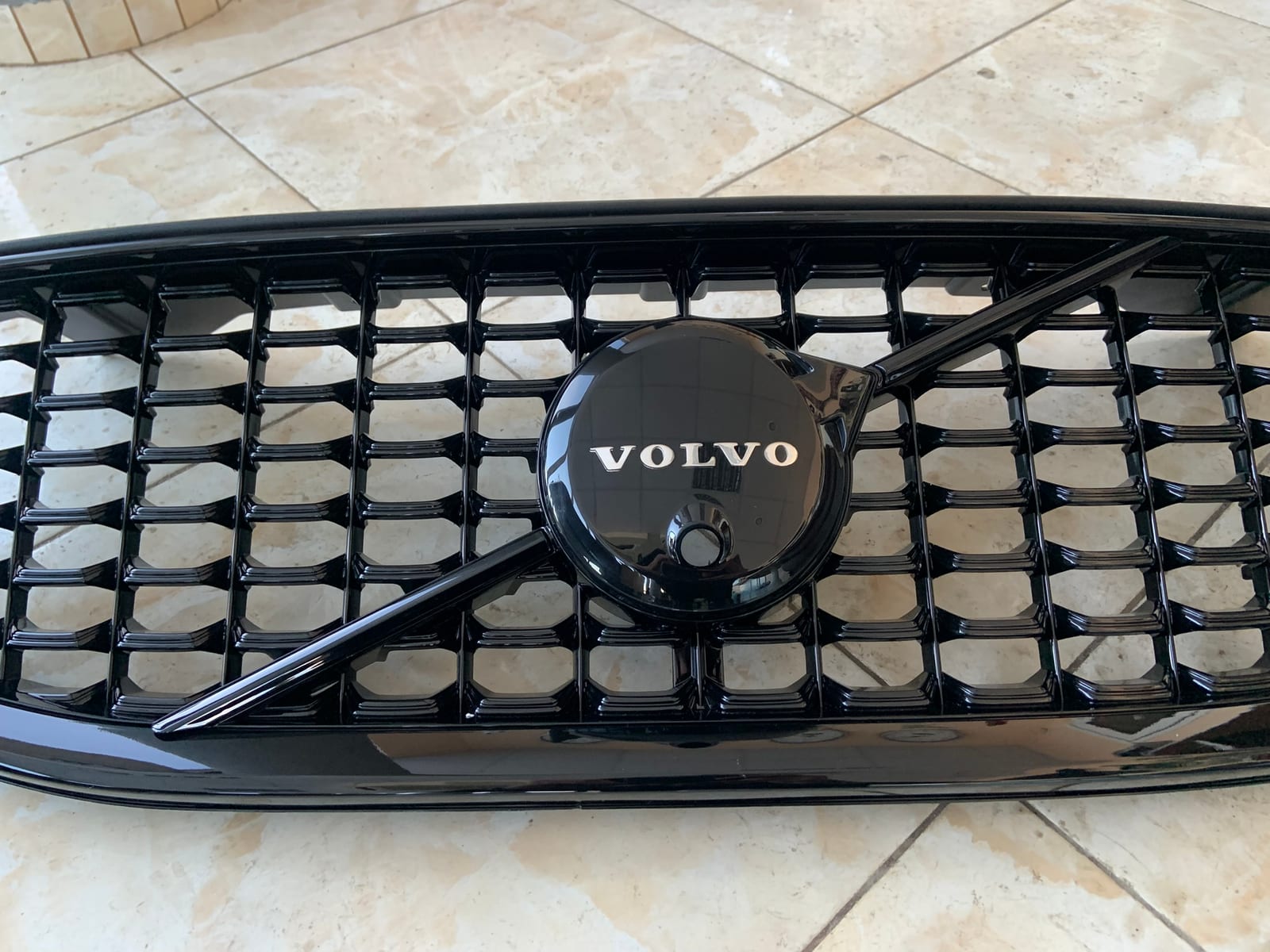 Volvo XC60 II FL Centrinės grotelės