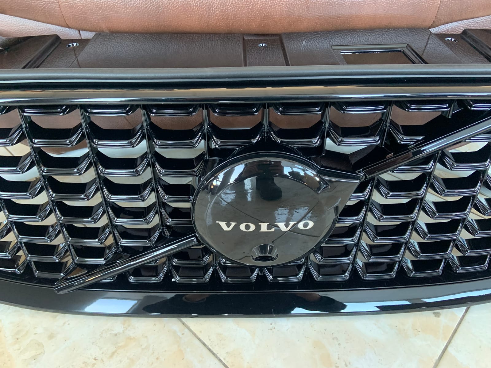 Volvo XC60 II FL Centrinės grotelės