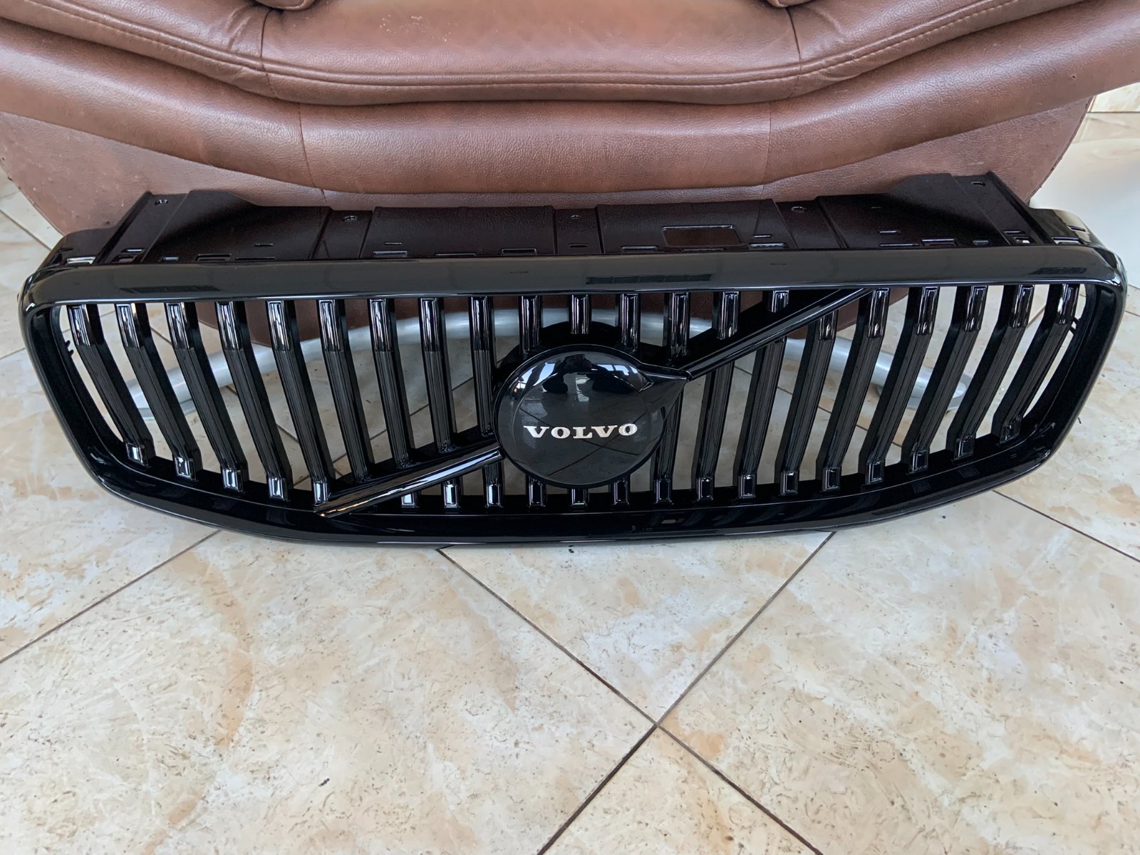 Volvo XC60 II FL Centrinės grotelės
