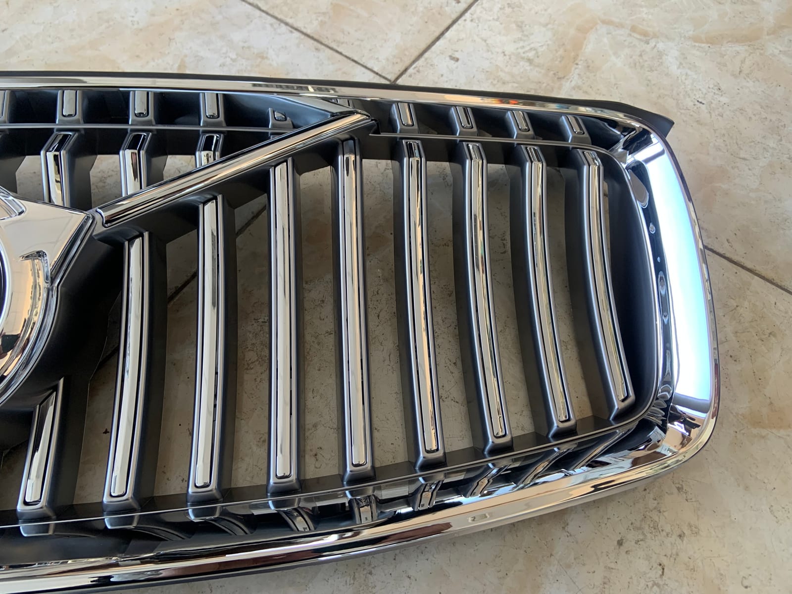 Volvo XC90 II FL Centrinės grotelės