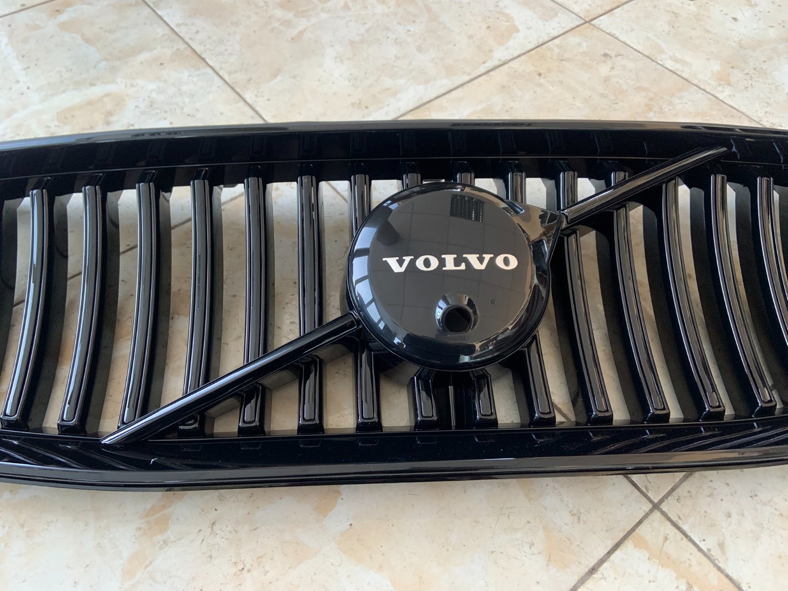 Volvo XC90 II FL Centrinės grotelės