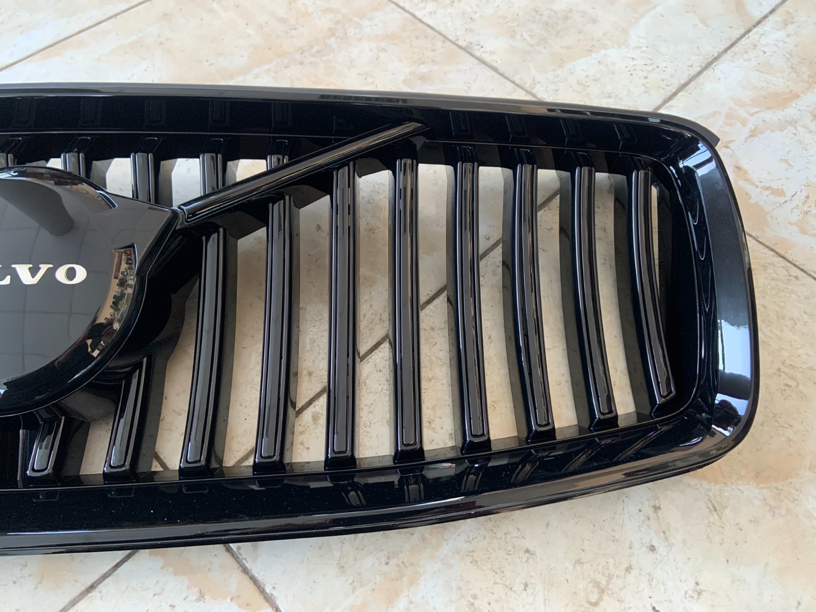 Volvo XC90 II FL Centrinės grotelės