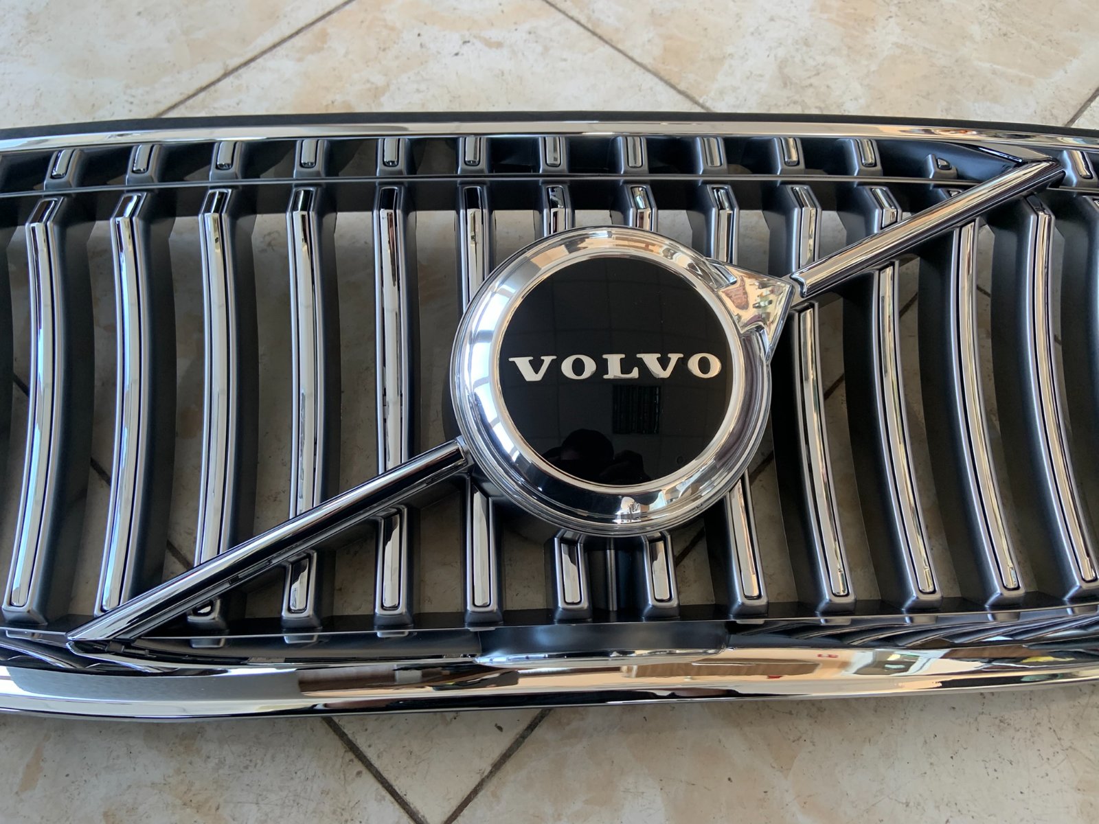 Volvo XC90 II FL Centrinės grotelės